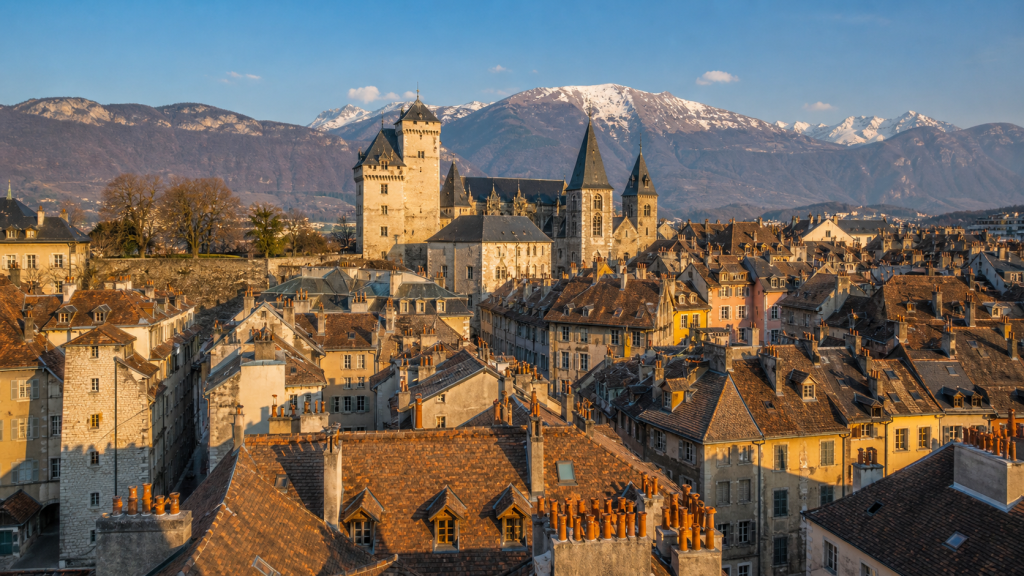 Pourquoi les toits du centre historique de Chambéry ne ressemblent à aucun autre en Savoie